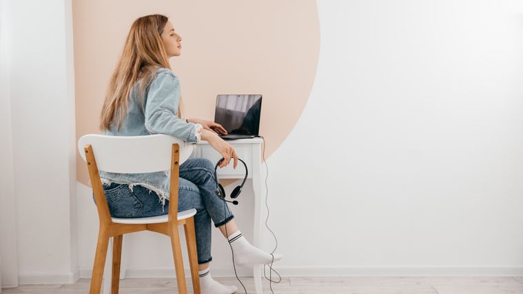 Person mit Laptop und Headset